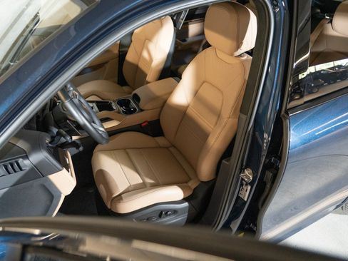 Used 2024 Porsche Cayenne Turbo AWD/4WD image 4