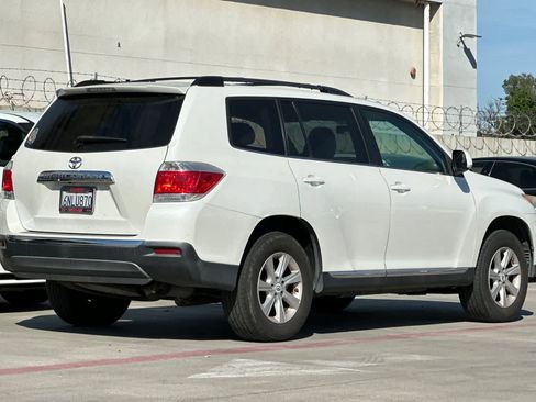 Used 2011 Toyota Highlander 2WD w/ Tech Pkg image 3