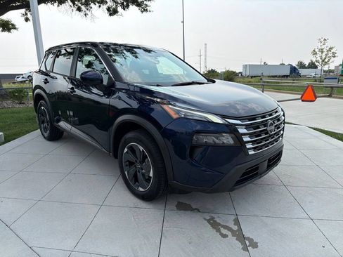 Used 2025 Nissan Rogue SV FWD image 2