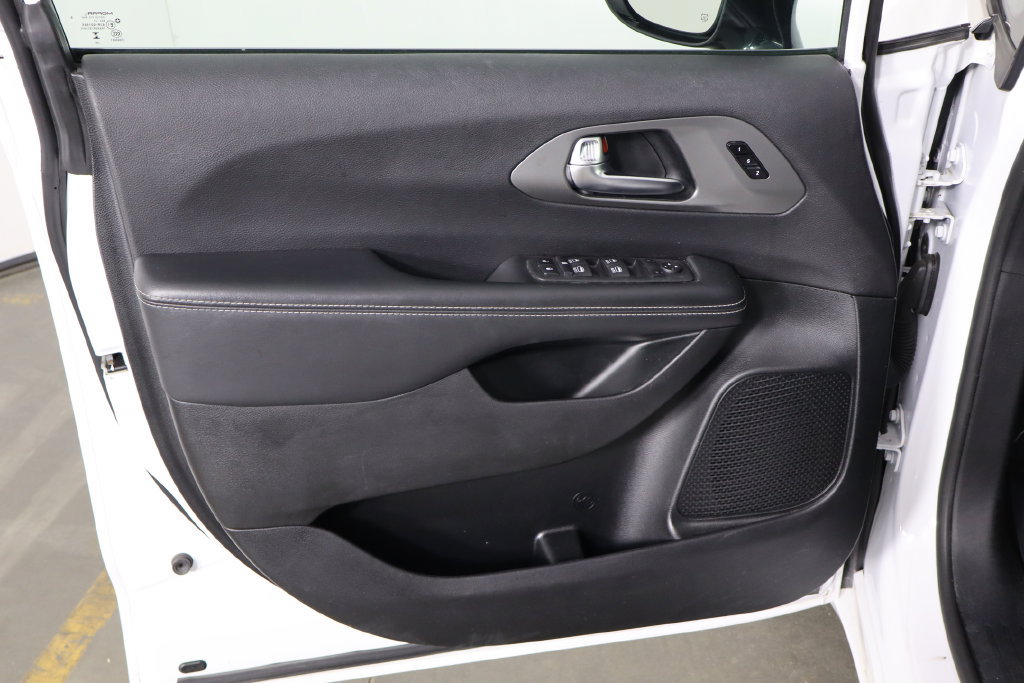 Used 2025 Chrysler Pacifica Select FWD image 18