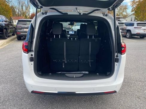 New 2026 Chrysler Pacifica Limited FWD image 7