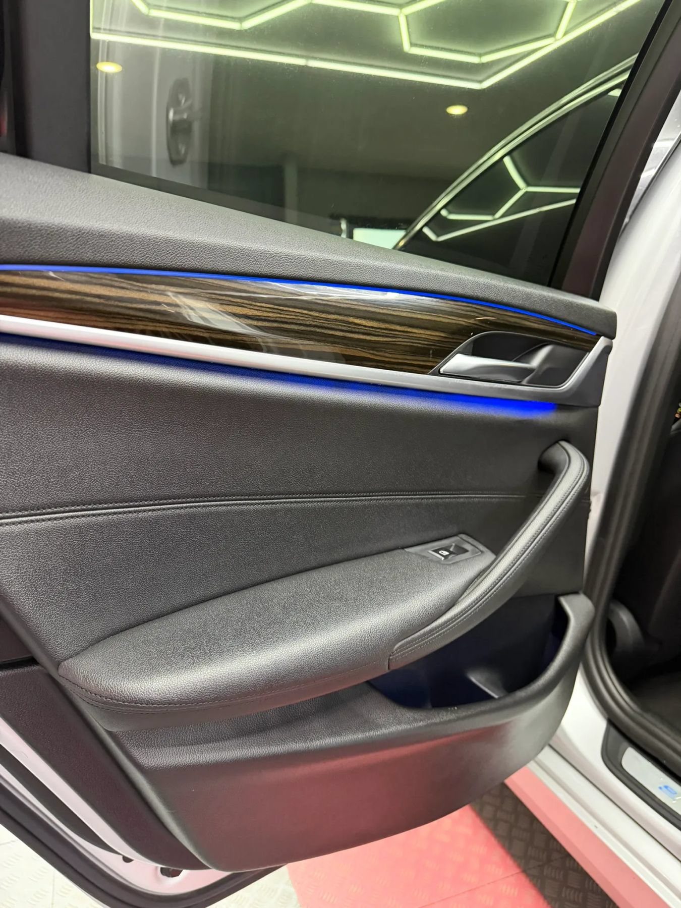 Used 2018 BMW 530e w/ Premium Package 2 RWD image 24
