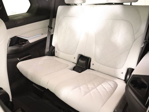 Used 2023 BMW X7 xDrive40i w/ Executive Package image 14