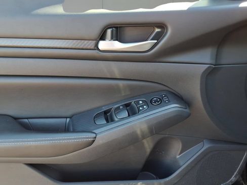Used 2025 Nissan Altima 2.5 SV FWD image 15