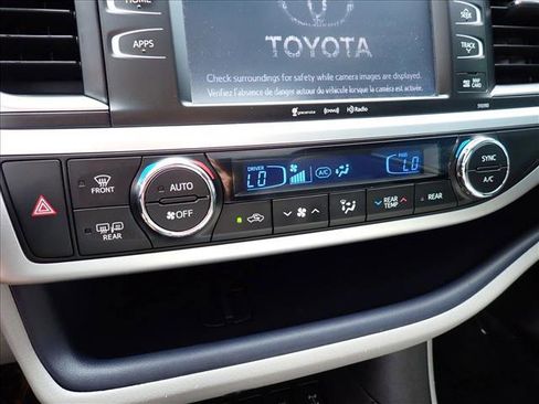 Used 2019 Toyota Highlander XLE AWD/4WD image 22