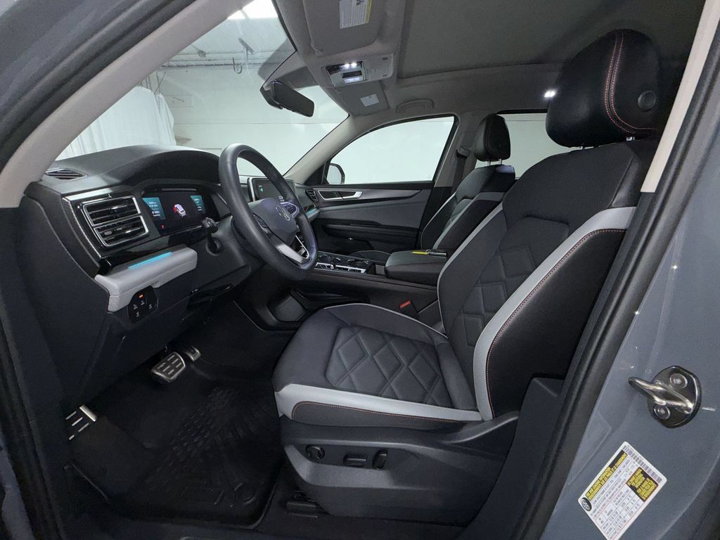 Used 2024 Volkswagen Atlas Peak Edition SE AWD/4WD image 4