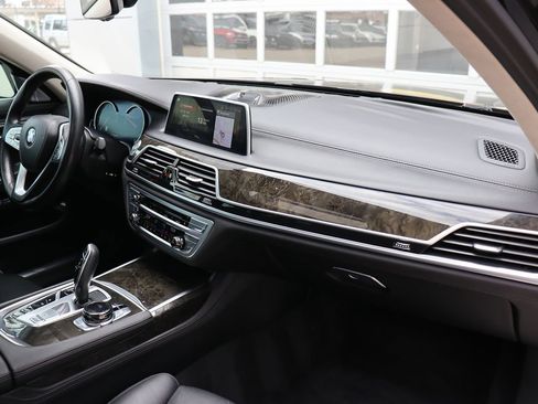 Used 2018 BMW 750i image 14
