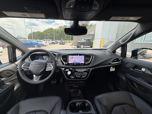 New 2027 Chrysler Pacifica Select FWD image 7