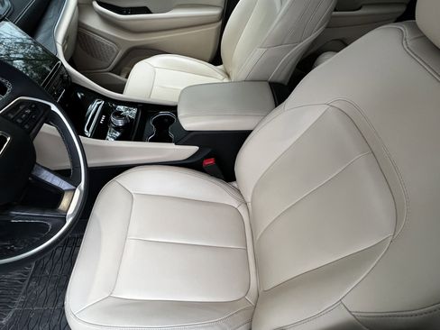 Used 2024 Jeep Grand Cherokee Limited image 16