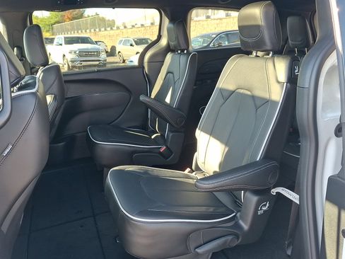 New 2026 Chrysler Pacifica Limited w/ S Appearance Package AWD/4WD image 7