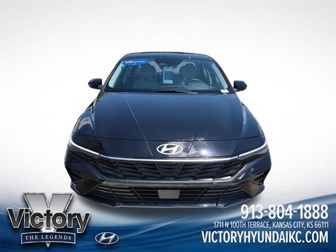 Used 2025 Hyundai Elantra Limited FWD image 8