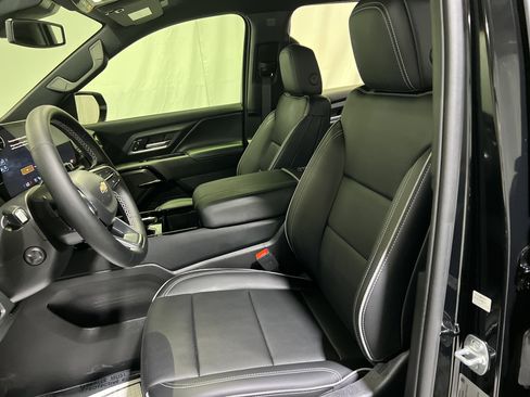 Certified 2025 Chevrolet Silverado EV LT AWD/4WD image 17