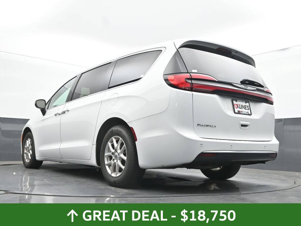 Used 2023 Chrysler Pacifica Touring-L FWD image 49