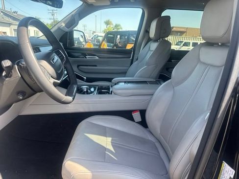 Used 2024 Jeep Wagoneer L Series II w/ Flexible Seating Group RWD image 9