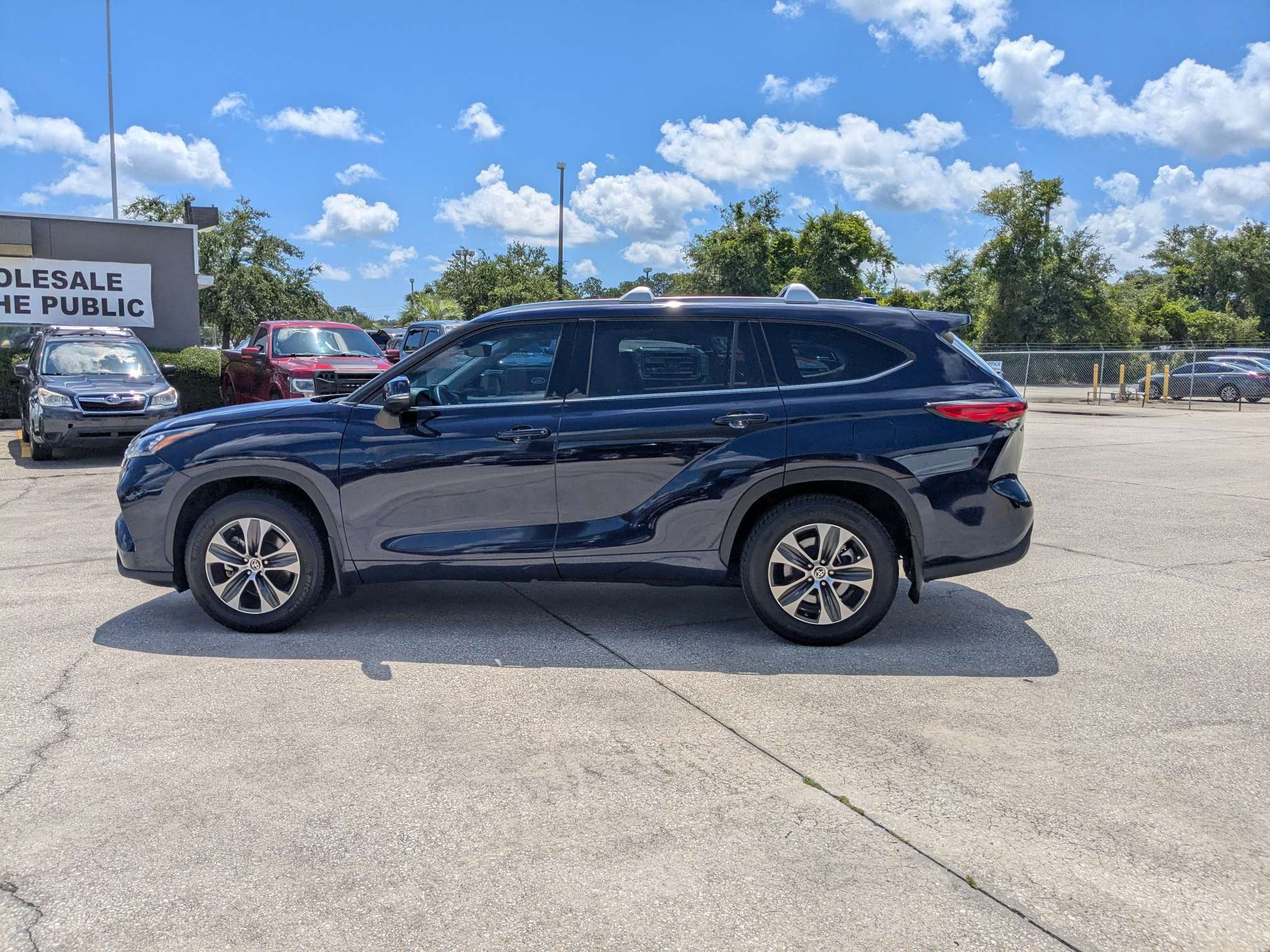 Used 2020 Toyota Highlander XLE AWD/4WD image 7