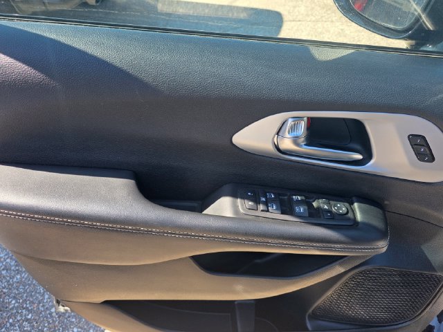 Used 2025 Chrysler Pacifica Limited FWD image 15