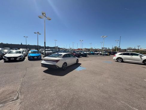 Used 2025 Hyundai Elantra Limited image 10