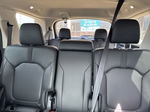 Used 2025 Honda Pilot Touring image 11
