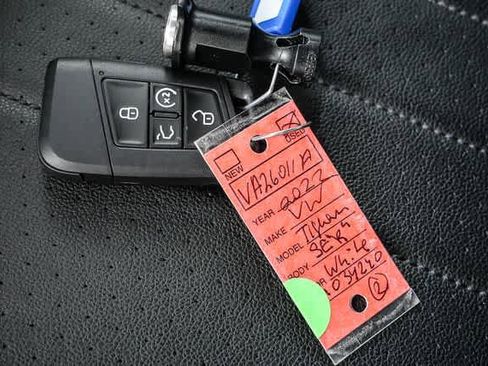 Certified 2022 Volkswagen Tiguan SE R-Line image 40