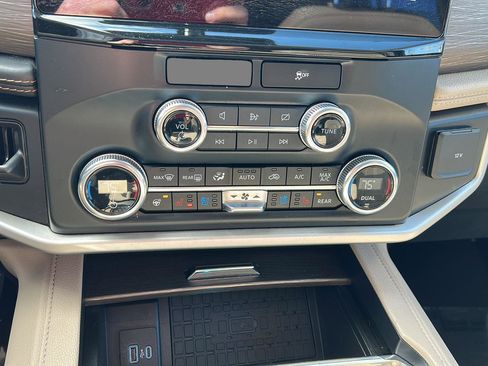 Used 2024 Ford Expedition Limited AWD/4WD image 11