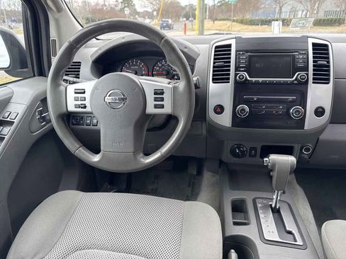 Used 2016 Nissan Frontier SV image 2