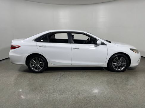 Used 2015 Toyota Camry SE FWD image 2