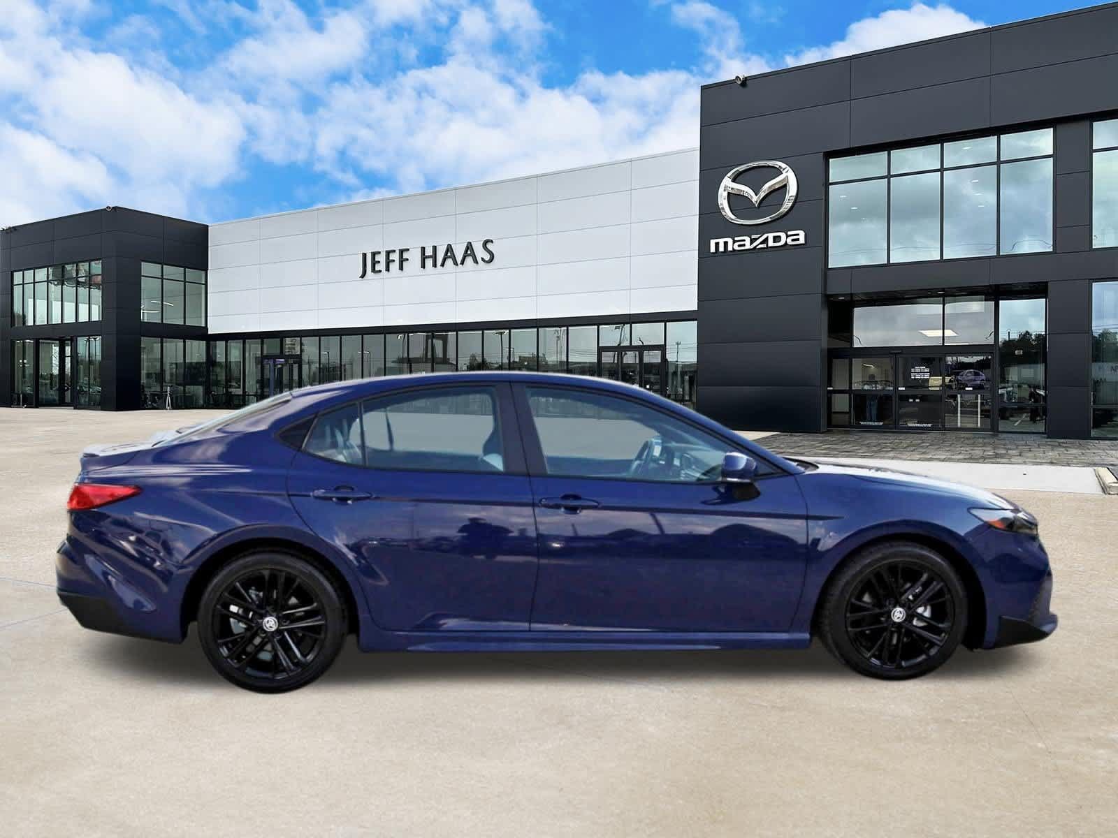 Used 2025 Toyota Camry SE FWD image 5
