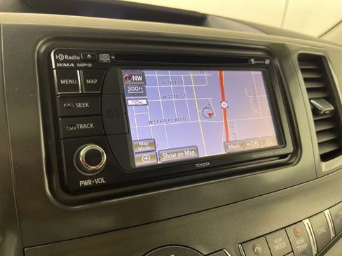 Used 2013 Toyota Sienna XLE image 12
