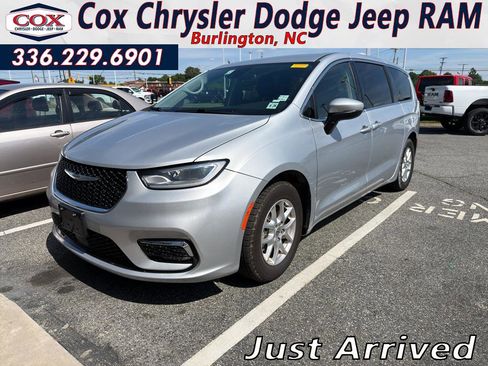 Used 2023 Chrysler Pacifica Touring-L FWD image 1