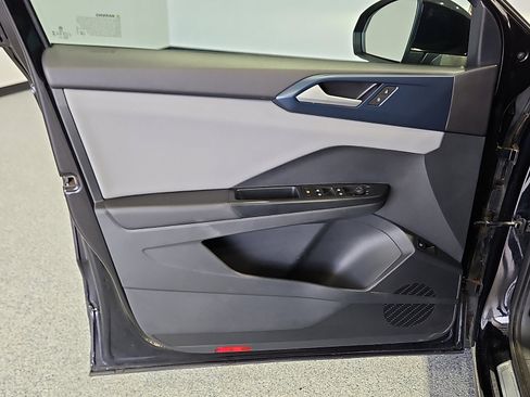 Used 2023 Volkswagen Taos SE w/ Panoramic Sunroof Package image 12