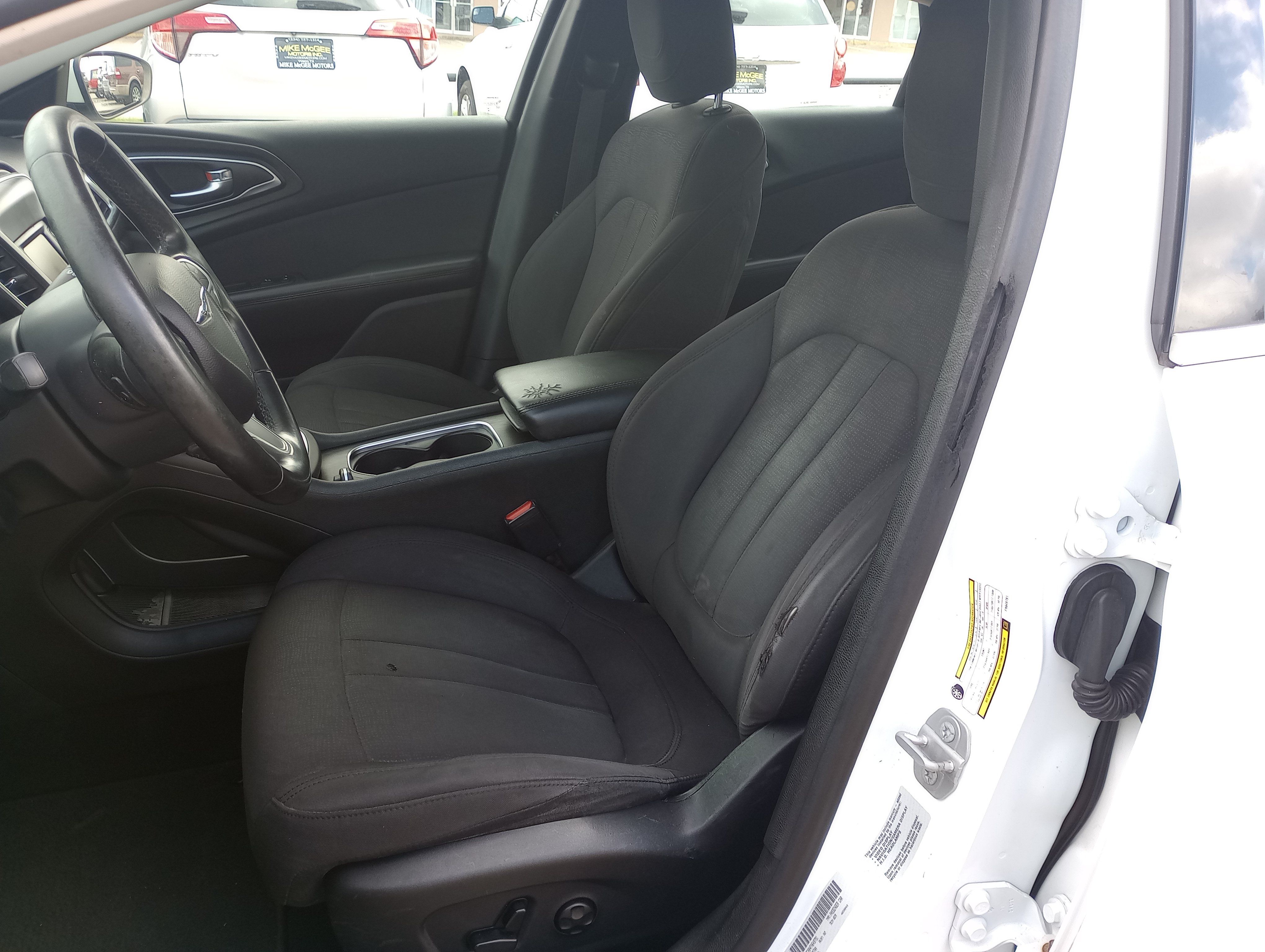 Used 2015 Chrysler 200 Limited FWD image 10