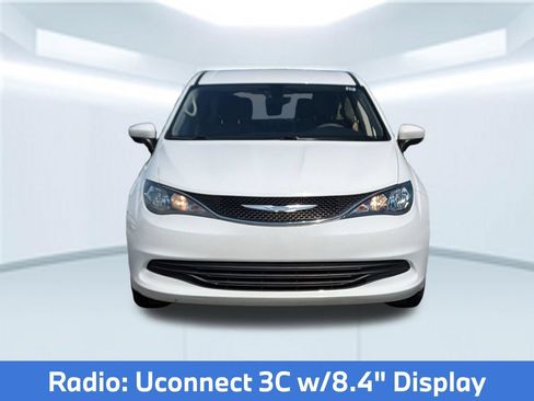 Used 2017 Chrysler Pacifica Touring w/ Tire & Wheel Group FWD image 10