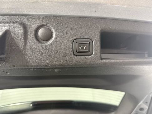 Used 2023 Chevrolet Equinox Premier AWD/4WD image 31