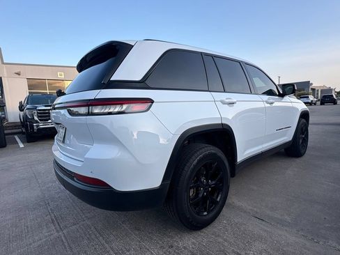 Used 2024 Jeep Grand Cherokee Altitude RWD image 2