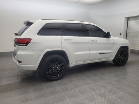 Used 2018 Jeep Grand Cherokee Altitude RWD image 10