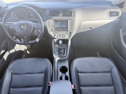 Used 2017 Volkswagen Jetta SE image 2