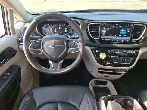 Used 2024 Chrysler Pacifica Touring-L FWD image 11