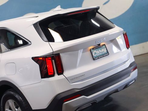 Used 2025 Kia Sorento LX FWD image 30