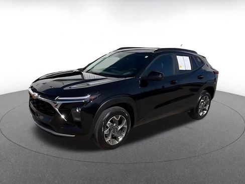 Used 2025 Chevrolet Trax LT image 8