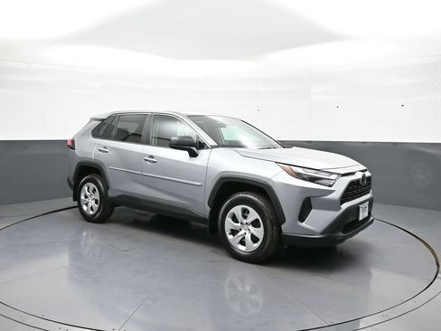 Used 2024 Toyota RAV4 LE AWD/4WD image 4