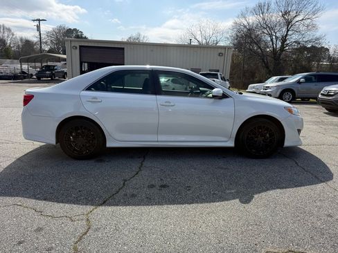 Used 2014 Toyota Camry SE image 8