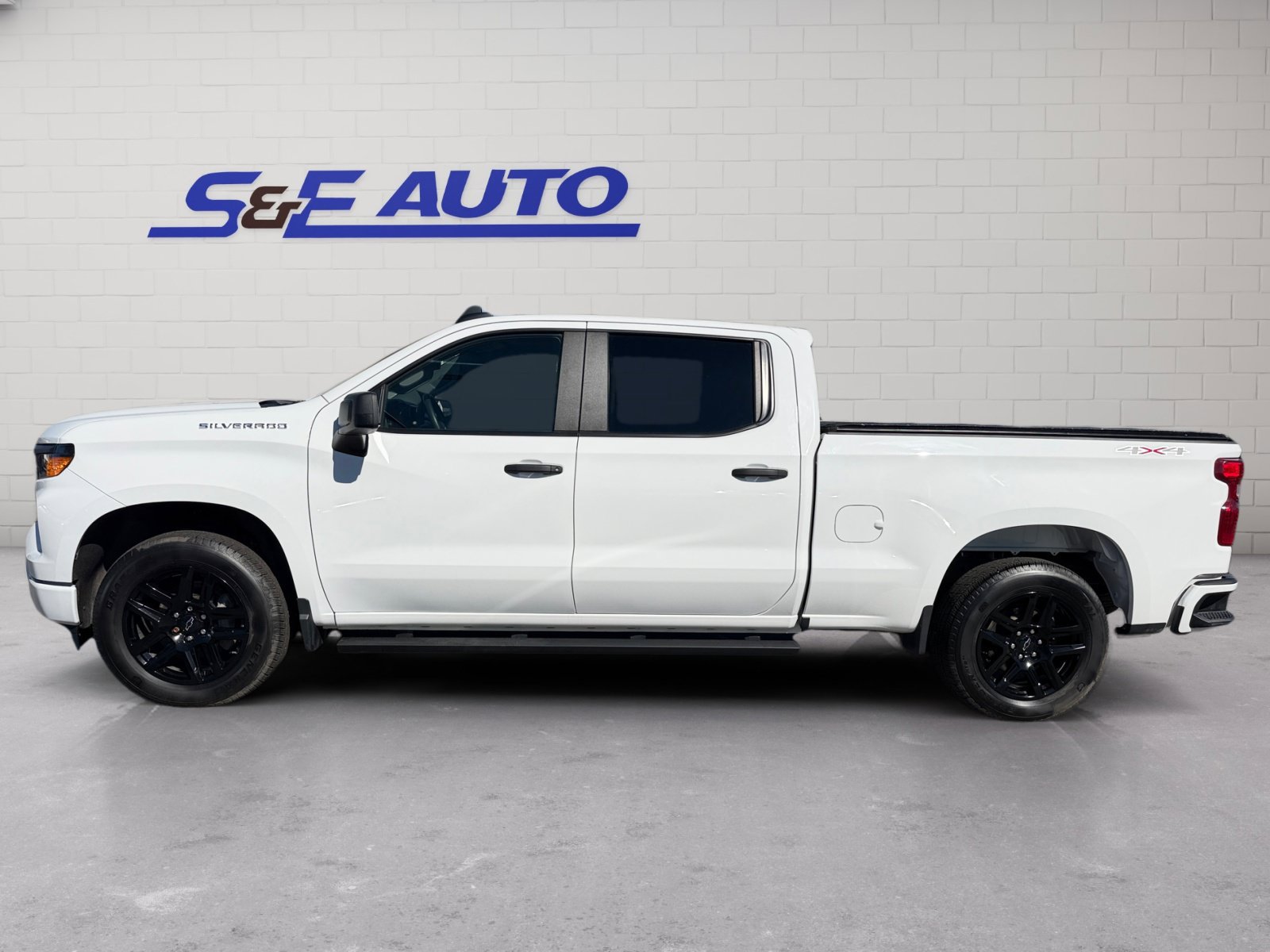Used 2024 Chevrolet Silverado 1500 Custom AWD/4WD image 2