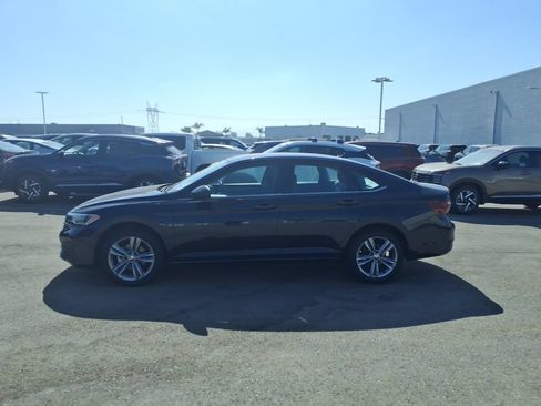 Used 2024 Volkswagen Jetta SE FWD image 9