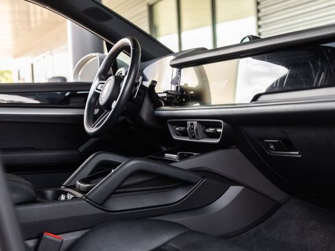 Certified 2024 Porsche Cayenne Coupe AWD/4WD image 44
