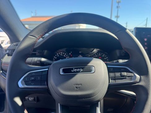 Used 2025 Jeep Compass Trailhawk image 25