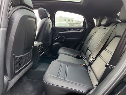 Certified 2024 Porsche Cayenne Coupe image 12