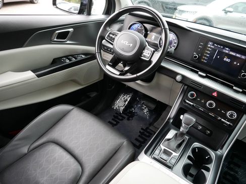 Certified 2024 Kia Carnival LX image 9