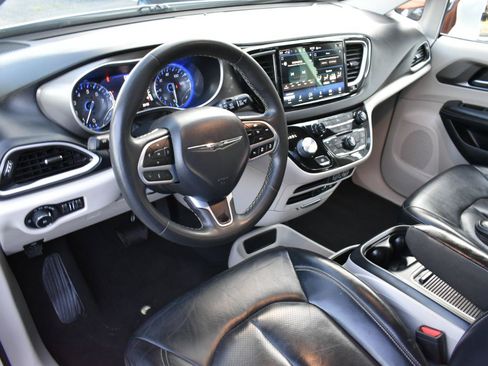 Used 2022 Chrysler Pacifica Touring-L FWD image 10