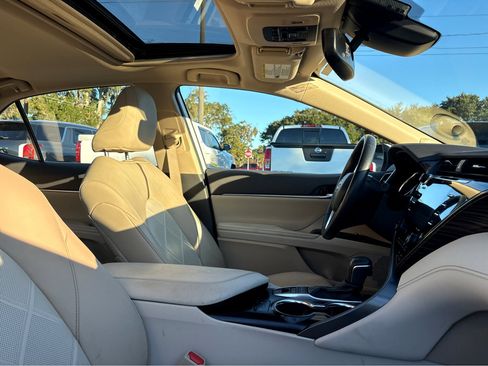 Used 2019 Toyota Camry Hybrid image 11