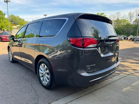 Used 2019 Chrysler Pacifica Touring Plus FWD image 4